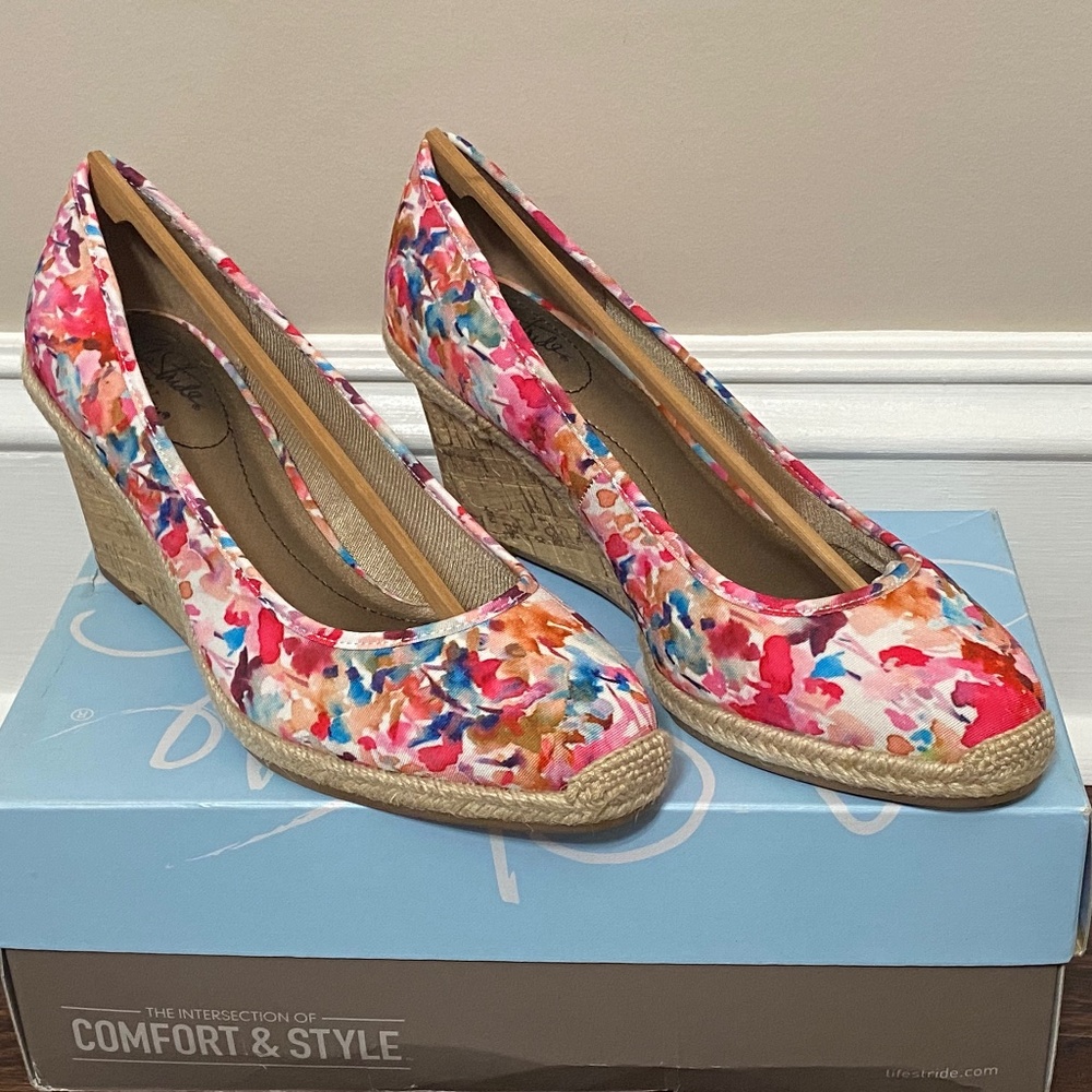 NWT Life Stride Floral Multicolor Espadrille Wedge Heels 7.5